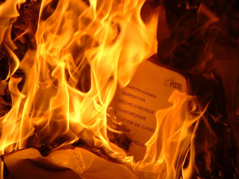 af814-deanonuevo-rituales-para-el-ano-nuevo-quemar-papel-fuego-quema-papel